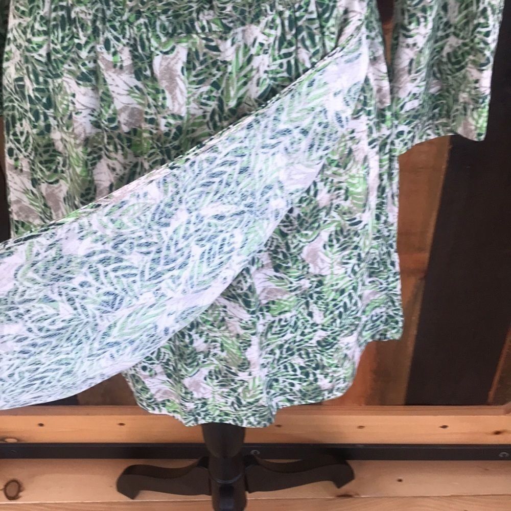 𝅺CAbi leaf print blouson style wrap dress, size XS - Picture 5 of 8